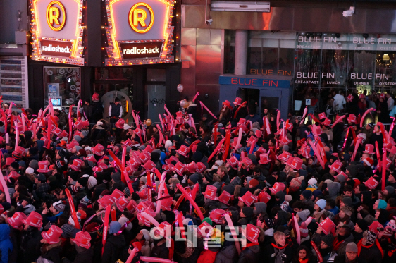 [포토]타임스퀘어에 몰려든 인파.."볼드롭은 봐줘야"