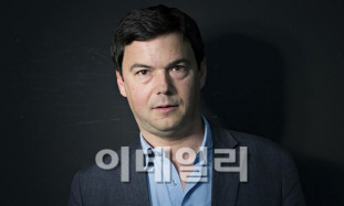 `21세기 자본` 피케티, 佛 최고권위 훈장 수상 거부