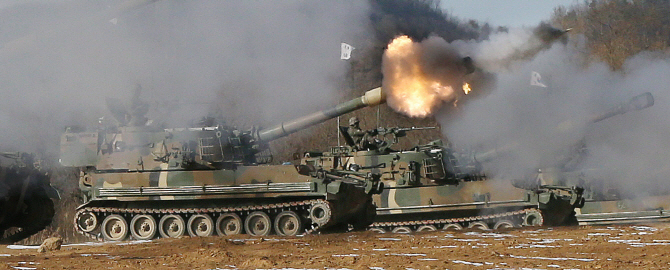 전 장병 완전군장에 지축을 울리는 포성까지..신년 군사대비태세 훈련