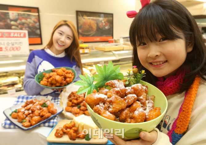 [포토]'달콤한 허니 순살치킨 맛보세요'