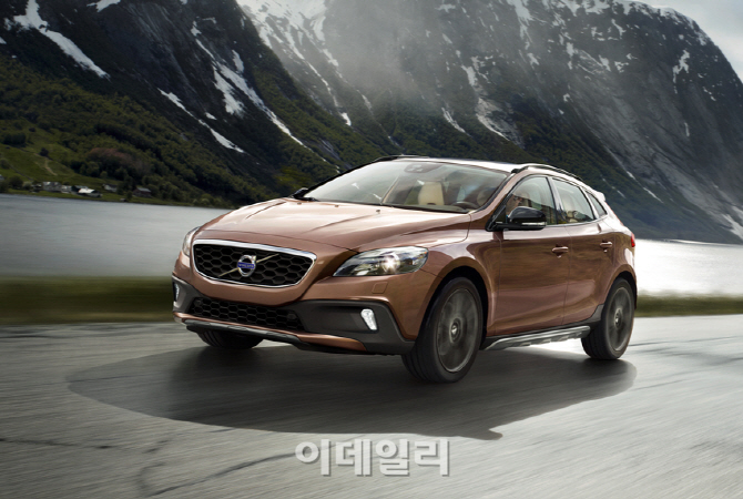 볼보, 해치백·SUV 장점 모았다 '크로스 컨트리' 출시