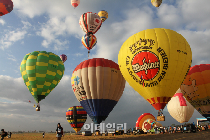 필리핀 하늘을 수놓을 열기구 축제