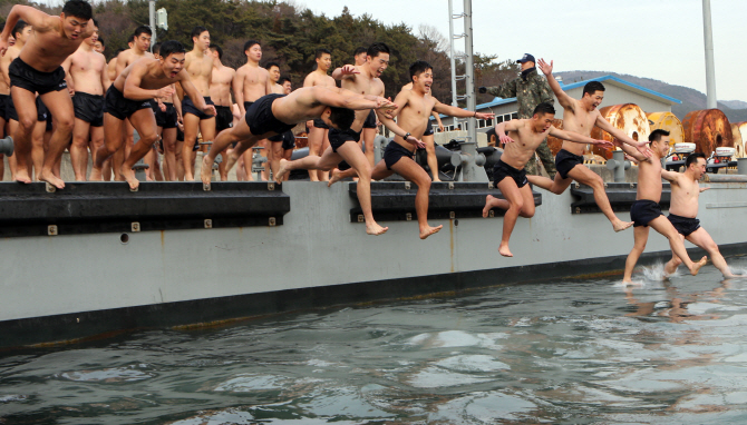 해군 해난구조대(SSU), 혹한기 구조 훈련 돌입..맨몸수영은 `기본`