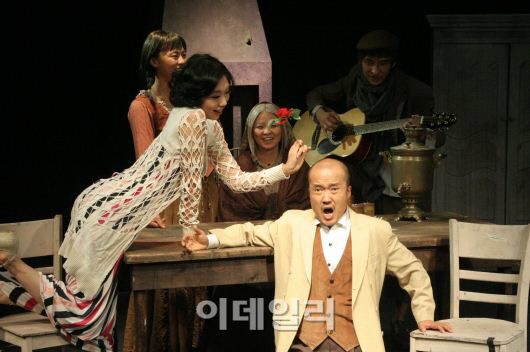 이윤택 연출의 유쾌한 체홉극…연극 '바냐삼촌'