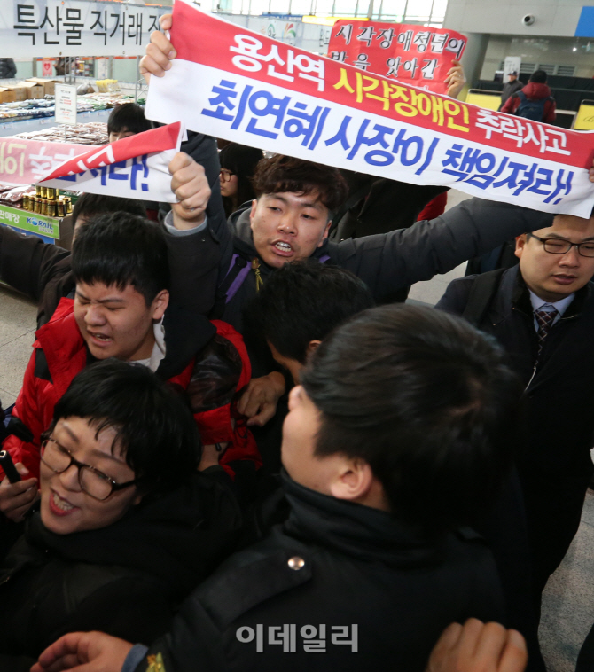 [포토]장애인단체, '장애인 추락사고 코레일 사장 책임져야'