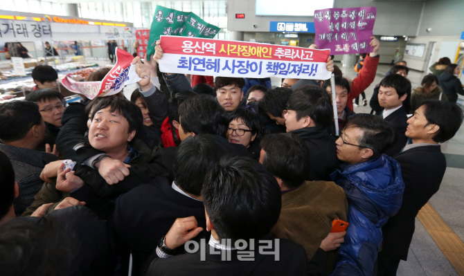 [포토]장애인 단체, "최연혜 코레일 사장에게 할 말이 있습니다"