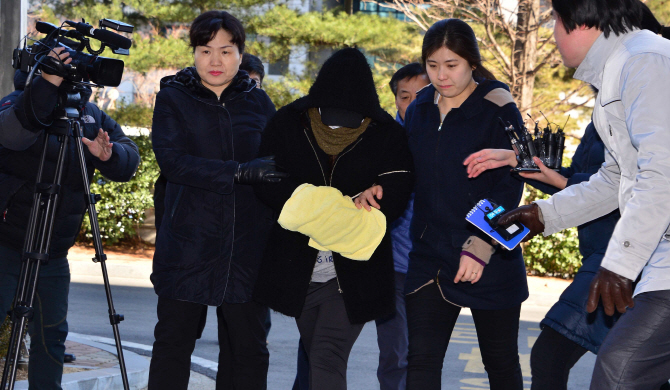 [포토] 인천지법 들어서는 양모씨