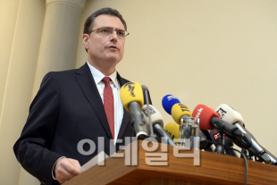스위스중앙銀 총재 "프랑화 비싸…필요땐 외환개입 재개"