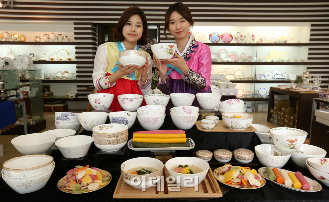 [포토]한국도자기, 설 명절 앞두고 다양한 떡국기 선보여