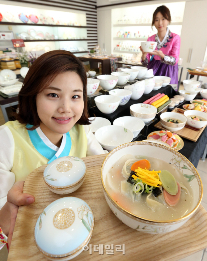 [포토]한국도자기, 복을 담는 떡국기에 담은 떡국 드세요!