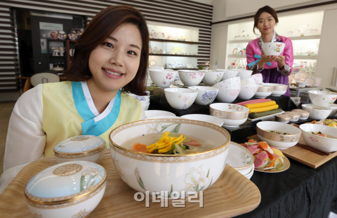 [포토]한국도자기, 복을 담는 떡국기에 담은 五色 떡국 드세요!