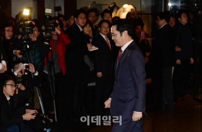 [포토]삼성그룹 신임인원 만찬장 향하는 이재용 삼성전자 부회장