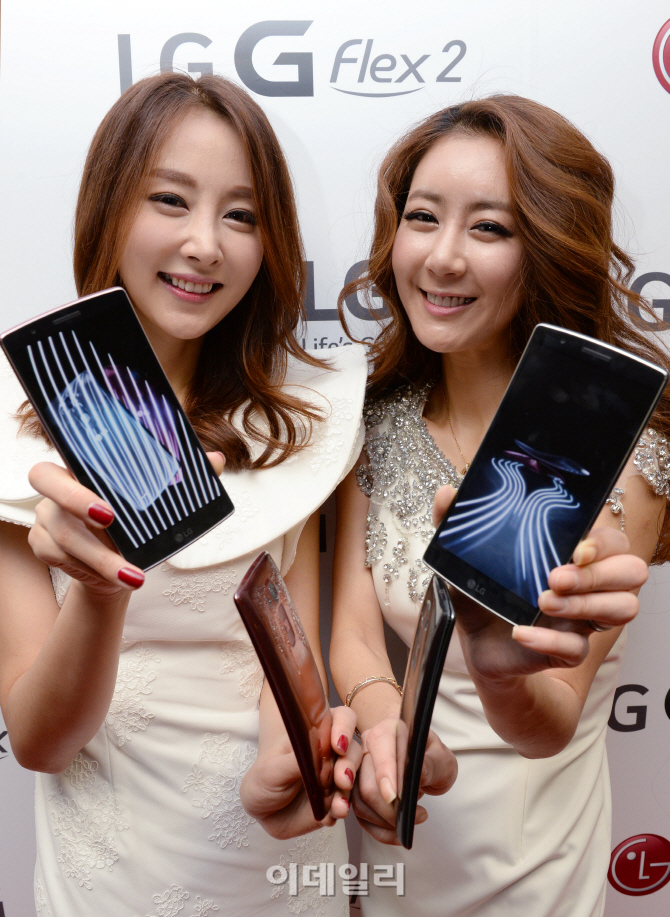 [포토]LG가 국내 첫 공개한 커브드 스마트폰 'G플렉스2'