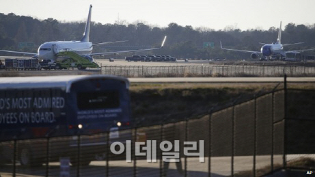 美여객기 두대, 폭탄테러 위협…무사착륙후 검색중