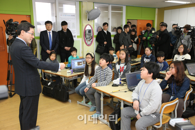 [포토]윤종록 차관 소프트웨어 교육 시범학교 수업참관-3