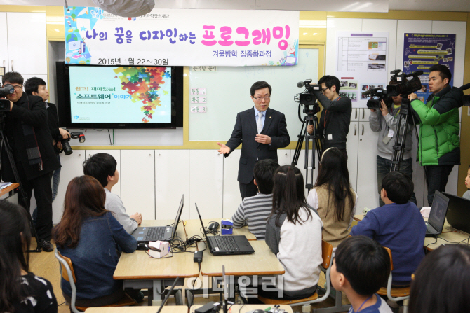 [포토]윤종록 차관 소프트웨어 교육 시범학교 수업참관-4