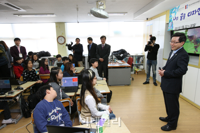 [포토]윤종록 차관 소프트웨어 교육 시범학교 수업참관-5