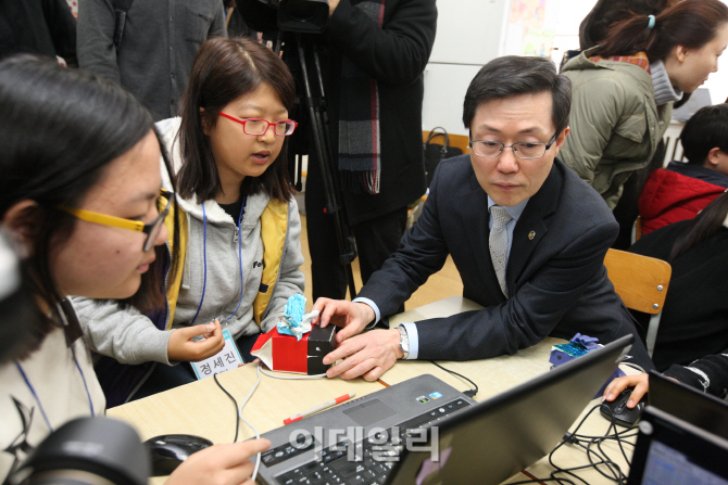 [포토]윤종록 차관 소프트웨어 교육 시범학교 수업참관-2