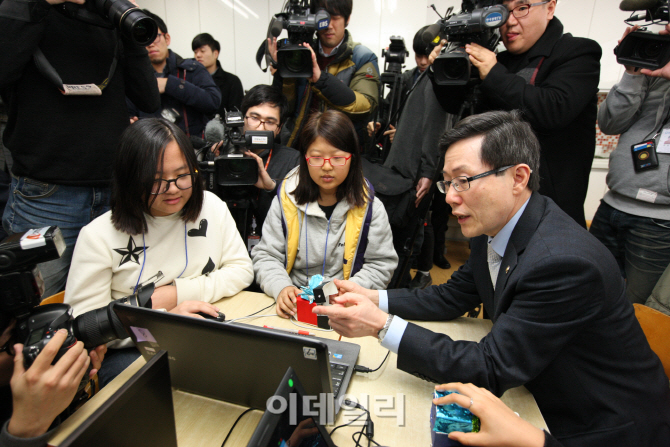 [포토]윤종록 차관 소프트웨어 교육 시범학교 수업참관-1