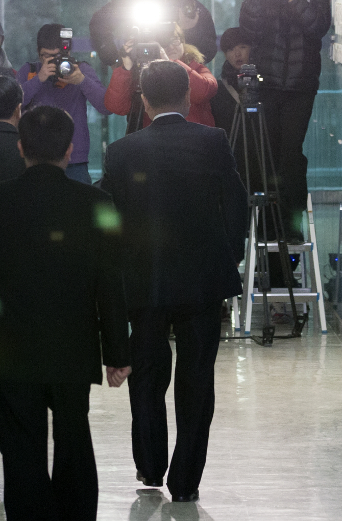[포토] 경기지방경찰청 들어서는 '청와대 폭파 협박범' 강모씨 아버지