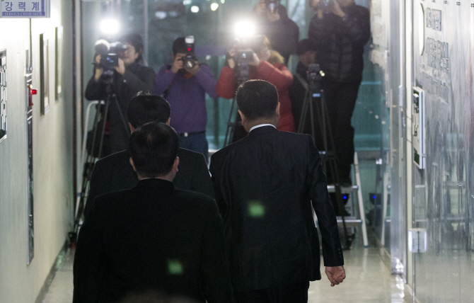 [포토] 경기지방경찰청 들어서는 '청와대 폭파 협박범' 강모씨 아버지