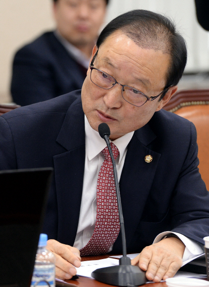 송영근 의원 "여단장 외박 못나가서 `하사 아가씨` 성폭행" 발언 `논란`