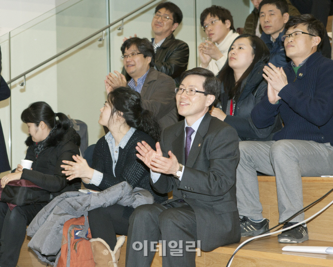 [포토]박수치는 윤종록 미래창조과학부 제2차관