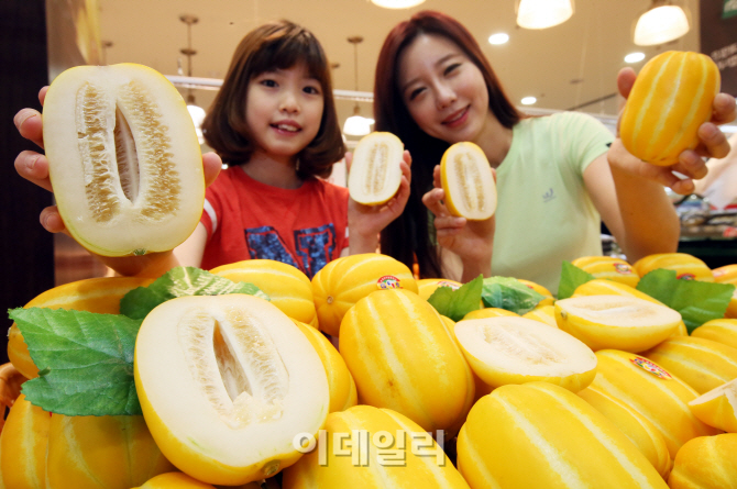[포토]롯데마트, 성주월항 참외 맛보세요~