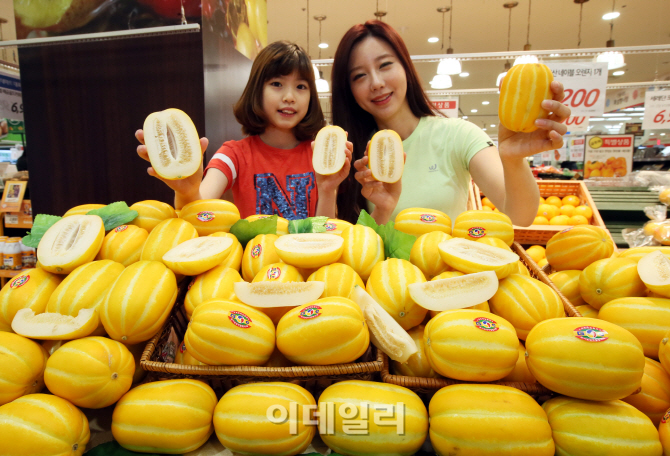 [포토]롯데마트, 성주월항 참외 맛보세요~