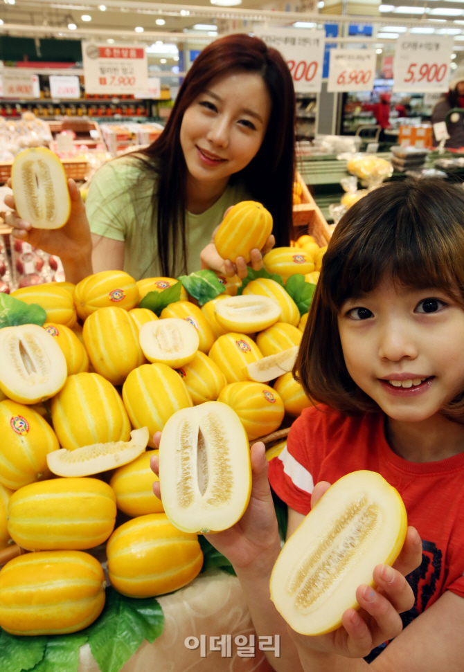 [포토]'여름 대표 과일 참외 맛보세요~'