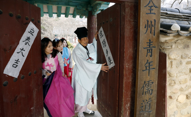 [포토] 봄 기다리는 전주향교…'입춘대길'