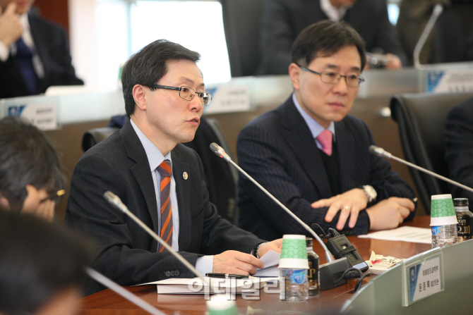 [포토]인사말하는 윤종록 차관과 임종인 청와대 안보특보