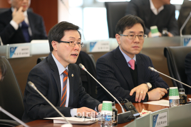 [포토]인사말하는 윤종록 차관과 임종인 청와대 안보특보