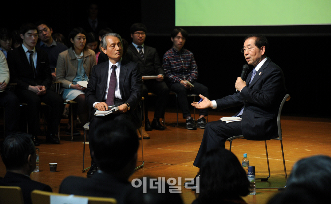 [포토]日 와세다대학에서 강연 후 질의응답 중인 박원순 시장