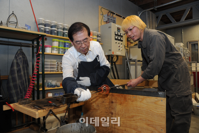 [포토]일본 오타루 유리공방을 찾아 체험해보는 박원순 시장