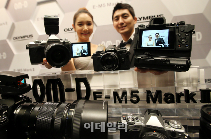 [포토]올림푸스, 스테디캠 급 'OM-D E-M5 MarkⅡ' 공개