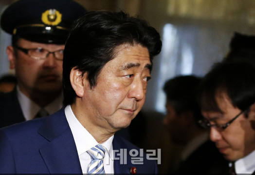 아베, 인질 참수후 지지율 상승…60%는 "IS 대응적절"