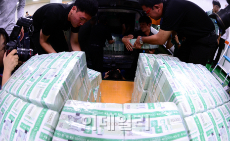설엔 한국은행 금고에서 돈이 얼마나 나올까?