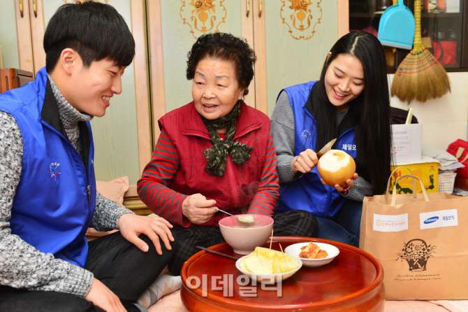 제일모직, 설 앞두고 지역 노인들에 '떡국봉사'