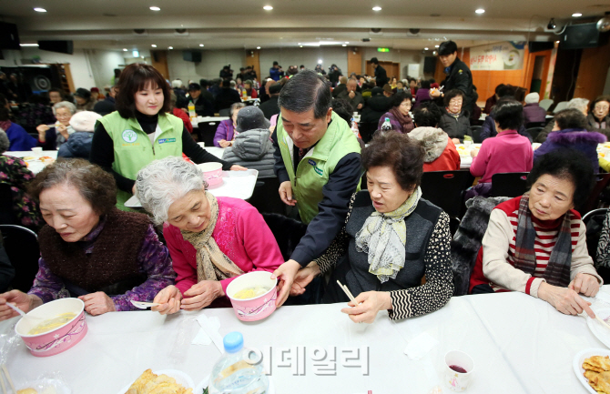 [포토]농협유통 '사랑의 떡국 나눠요'