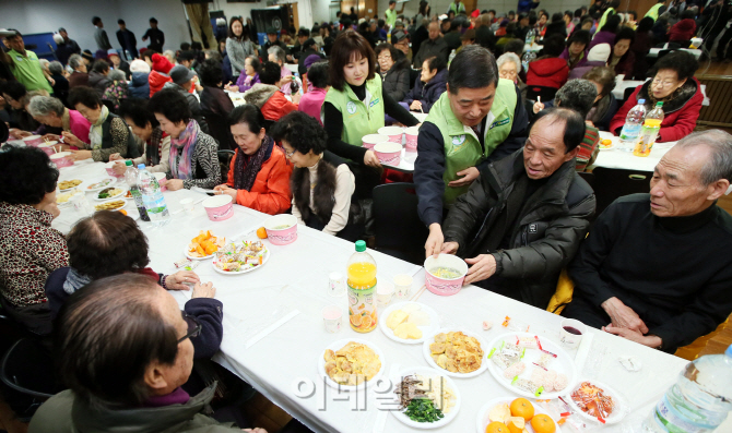 [포토]농협유통 '사랑의 떡국 나눠요'