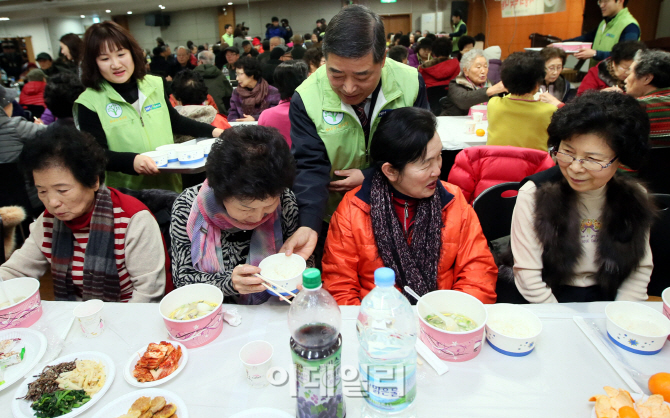 [포토]농협유통 '사랑의 떡국 나눠요'