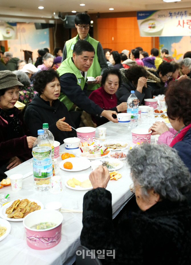 [포토]농협유통 '사랑의 떡국 나눠요'