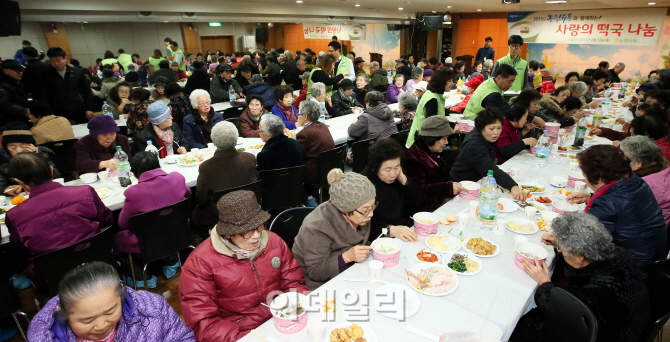 [포토]농협유통 '어른신들께 떡국 나눠드려요'