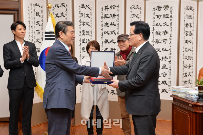 정의화 국회의장, 영화인들로부터 감사패 받아