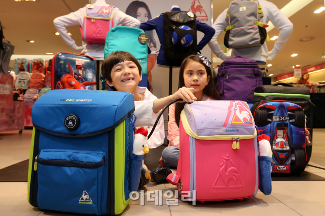 [포토]'스마트 백팩으로 신나는 새학기 준비하세요'