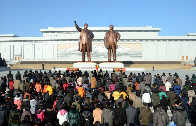  北 설 명절 맞아 김일성-김정일 부자 동상 헌화                                                                                                                                                     