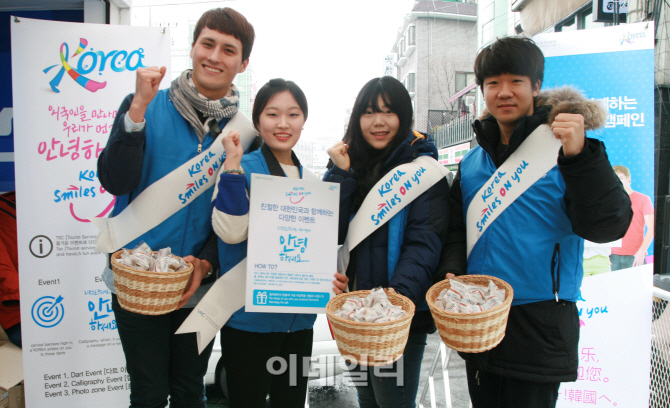 춘절 맞아 韓찾은 中관광객에 친절한 통역봉사