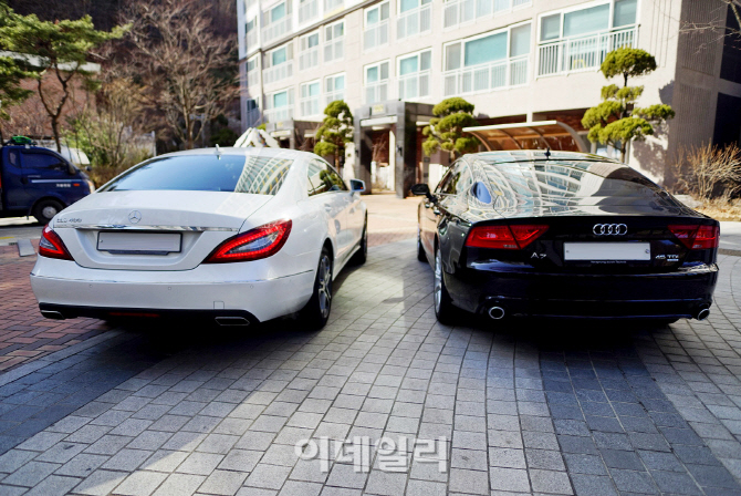 [포토] 벤츠 CLS 400 vs 아우디 A7 45TDI, 엣지있는 뒷태 라인