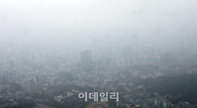 [포토]연휴 마지막 날, 전국 '황사' 영향권